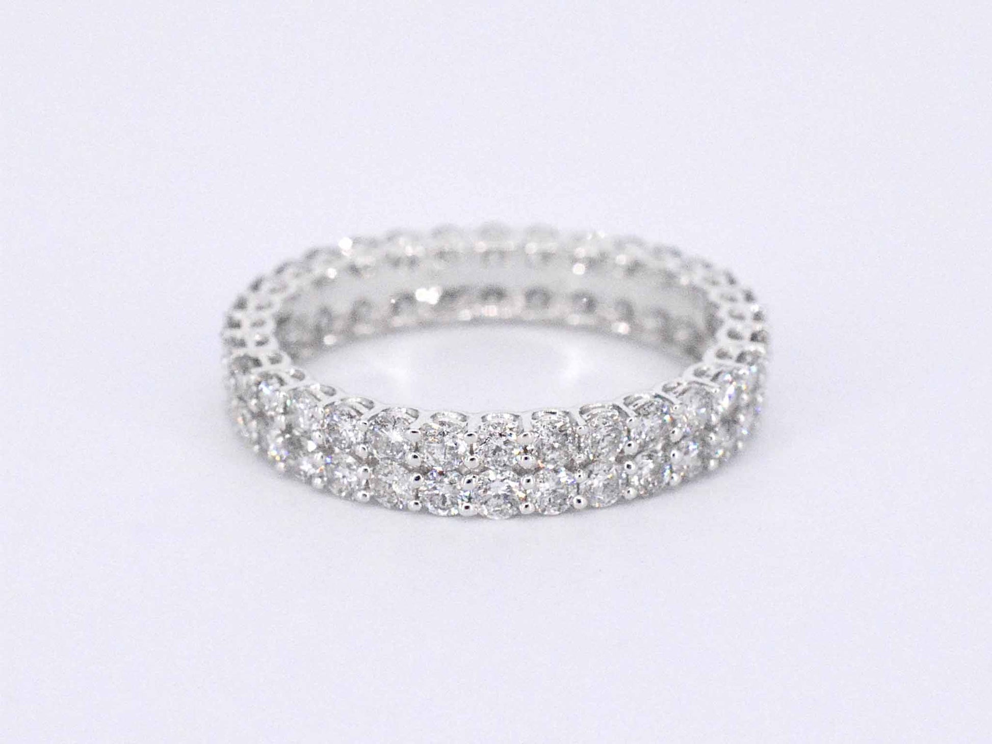 Witgouden eternity ring met diamanten