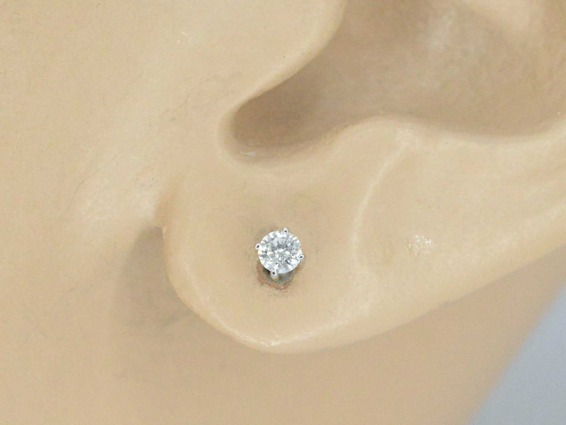 Witgouden oorbellen met diamant