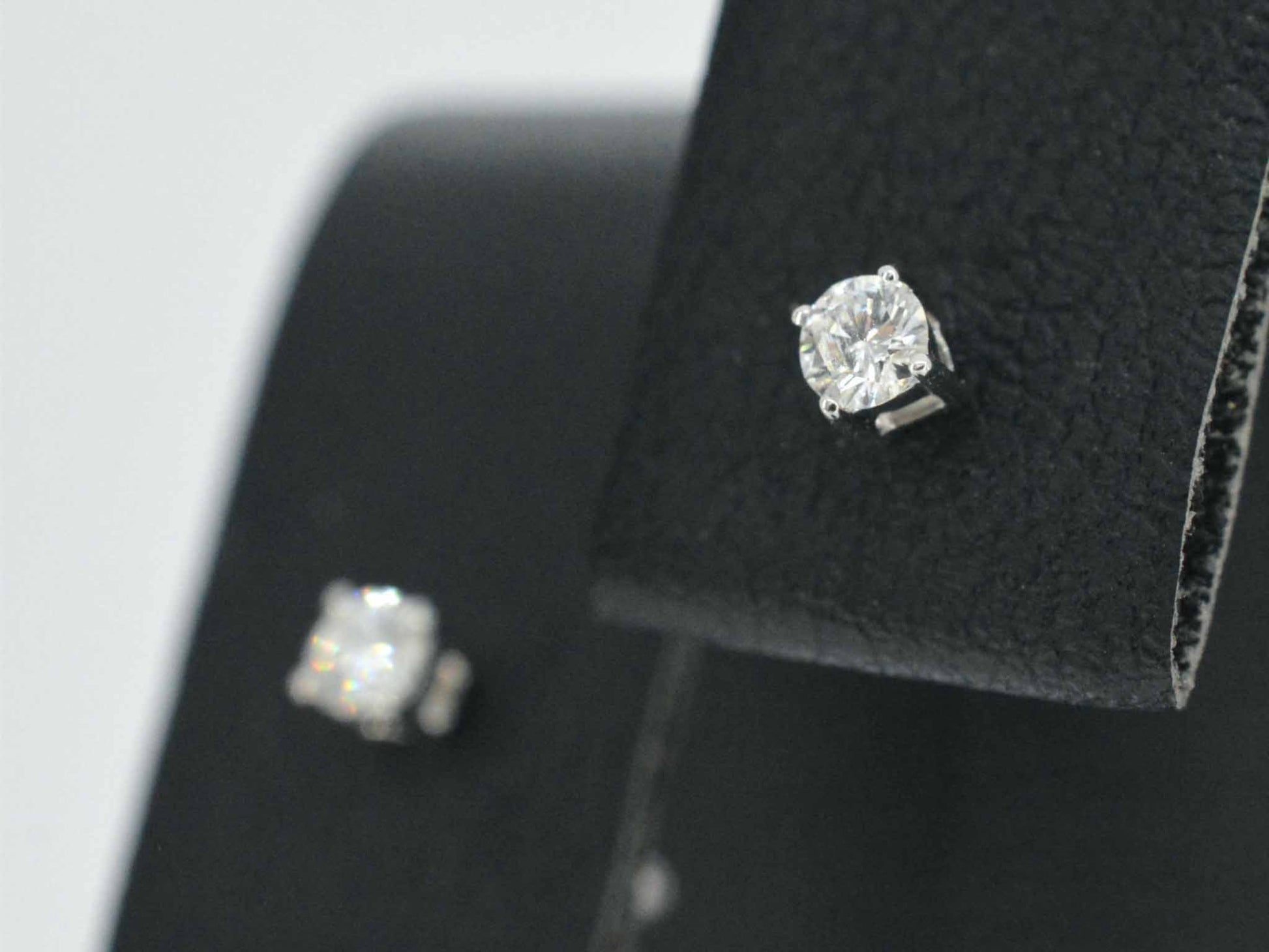 Witgouden oorbellen met diamant 2546-3