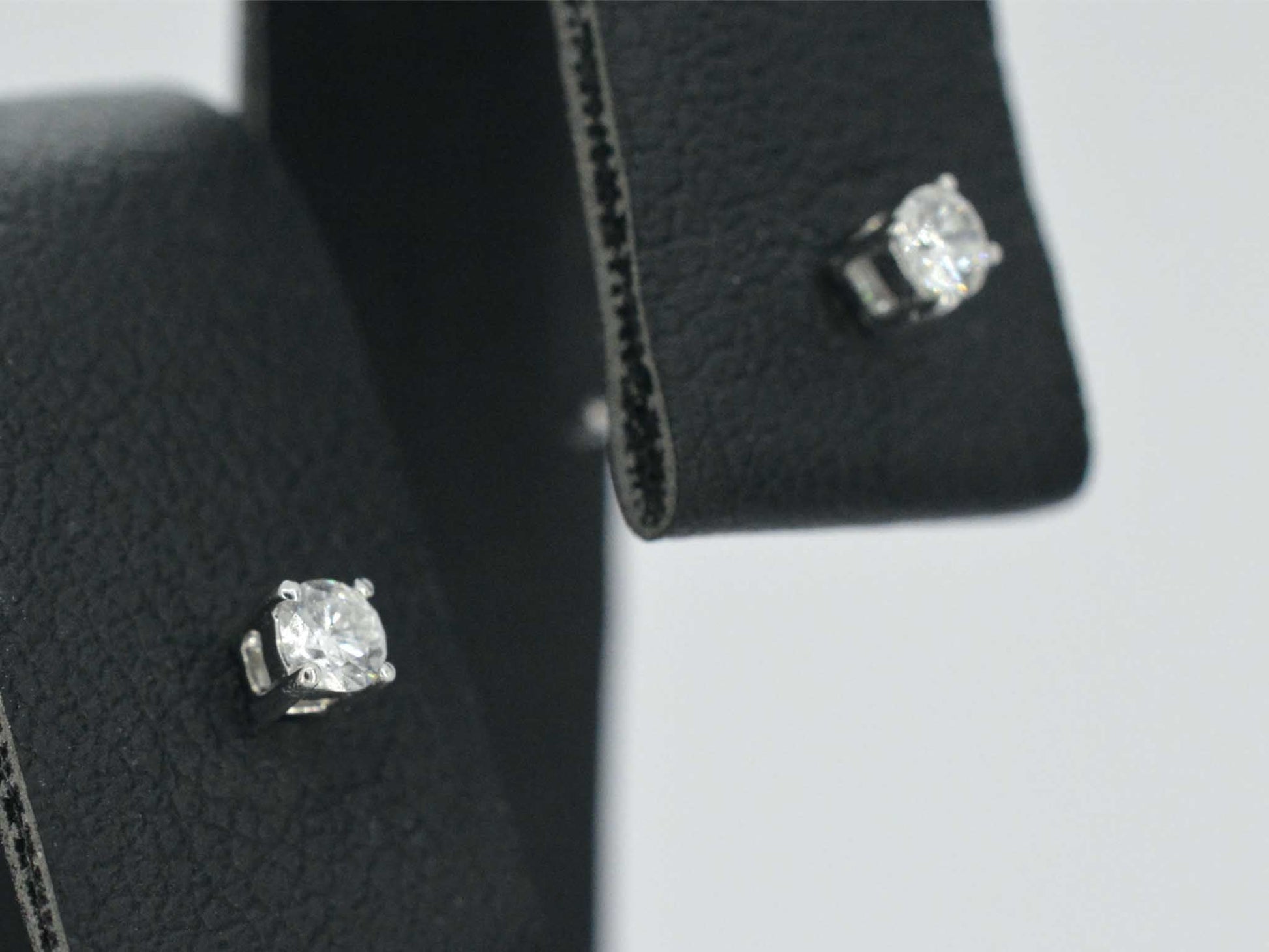 Witgouden oorbellen met diamant 2549-2