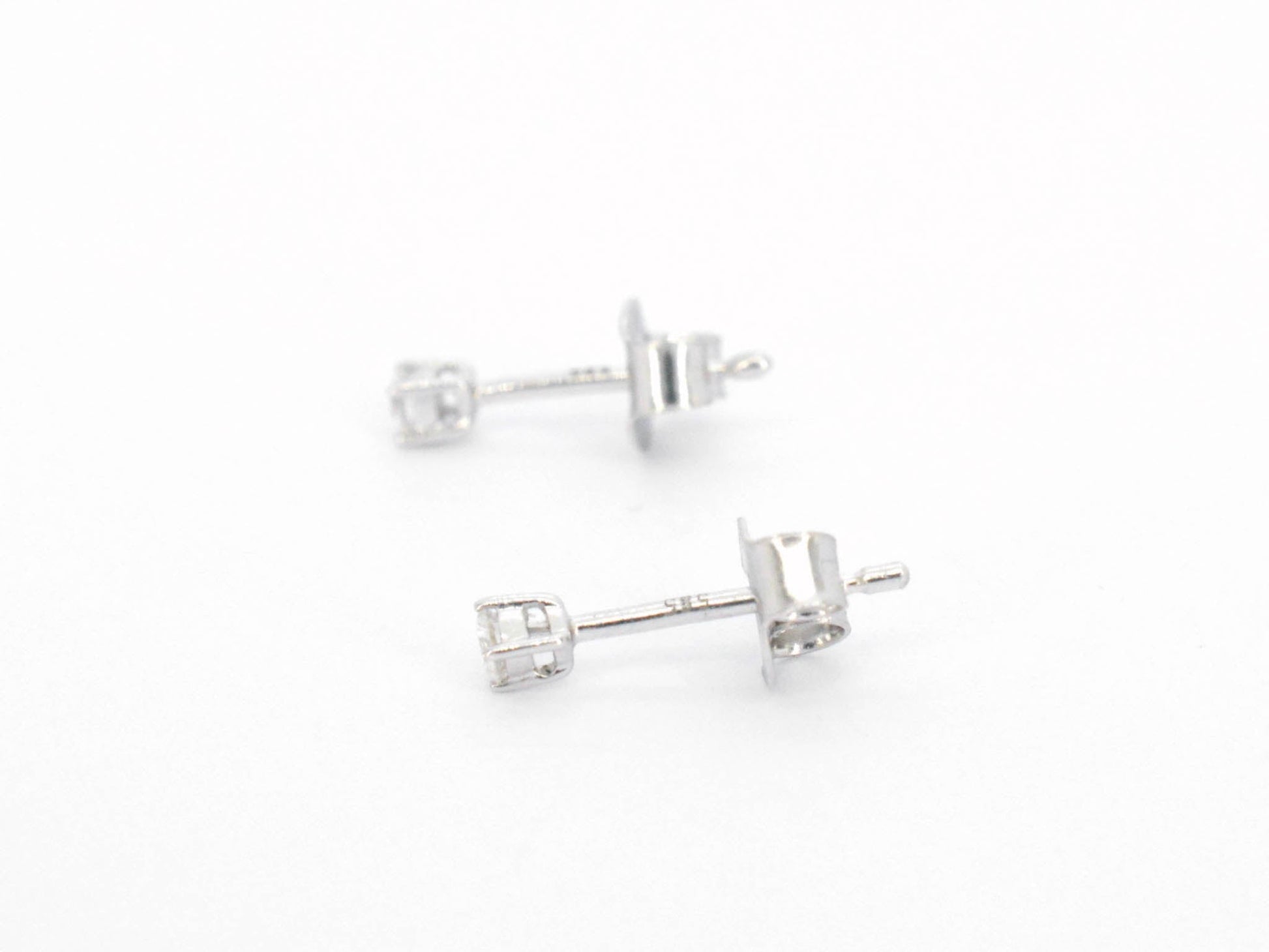 Witgouden oorbellen met diamant 2549-4