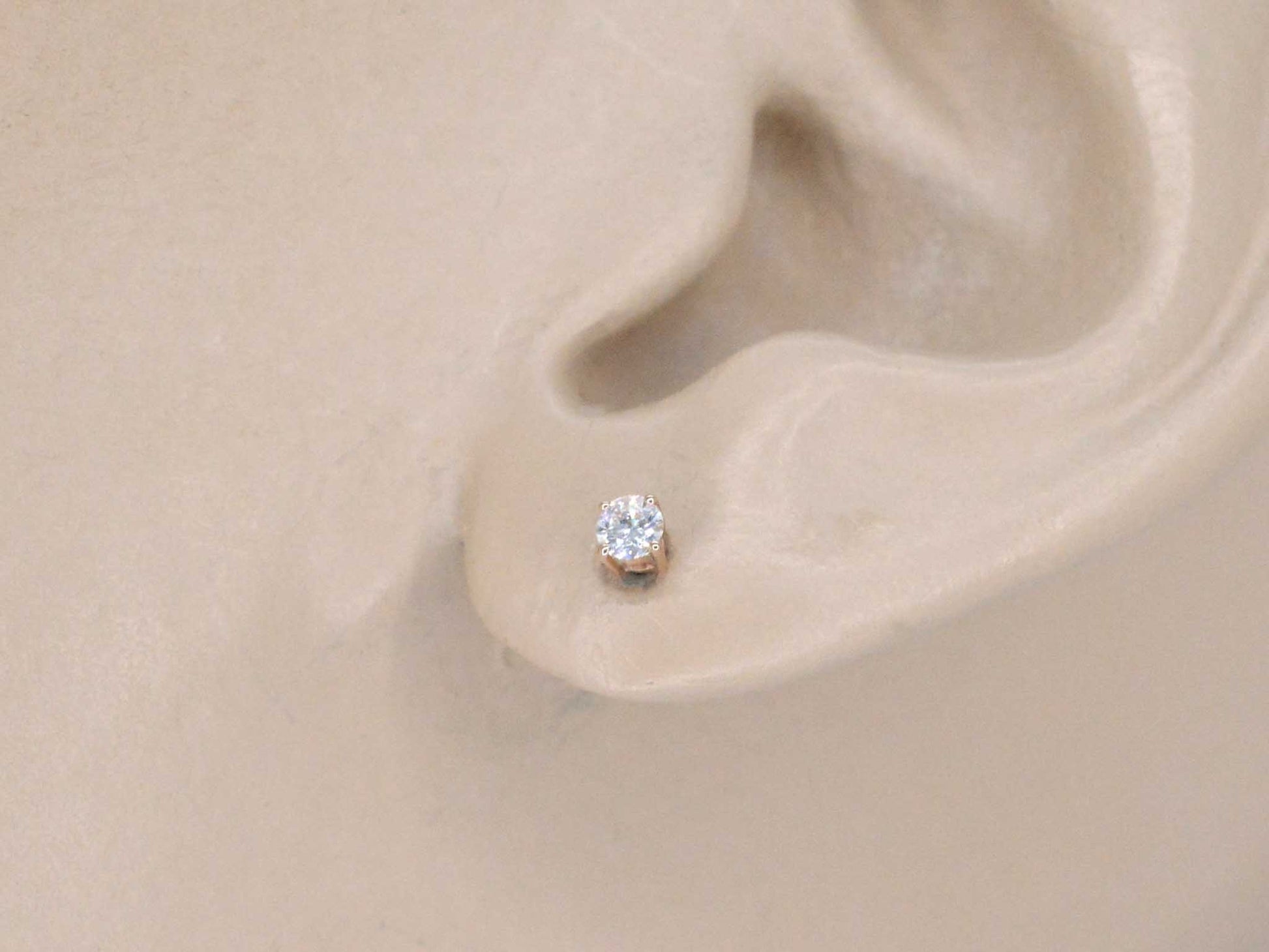 Rosegouden oorbellen met diamant