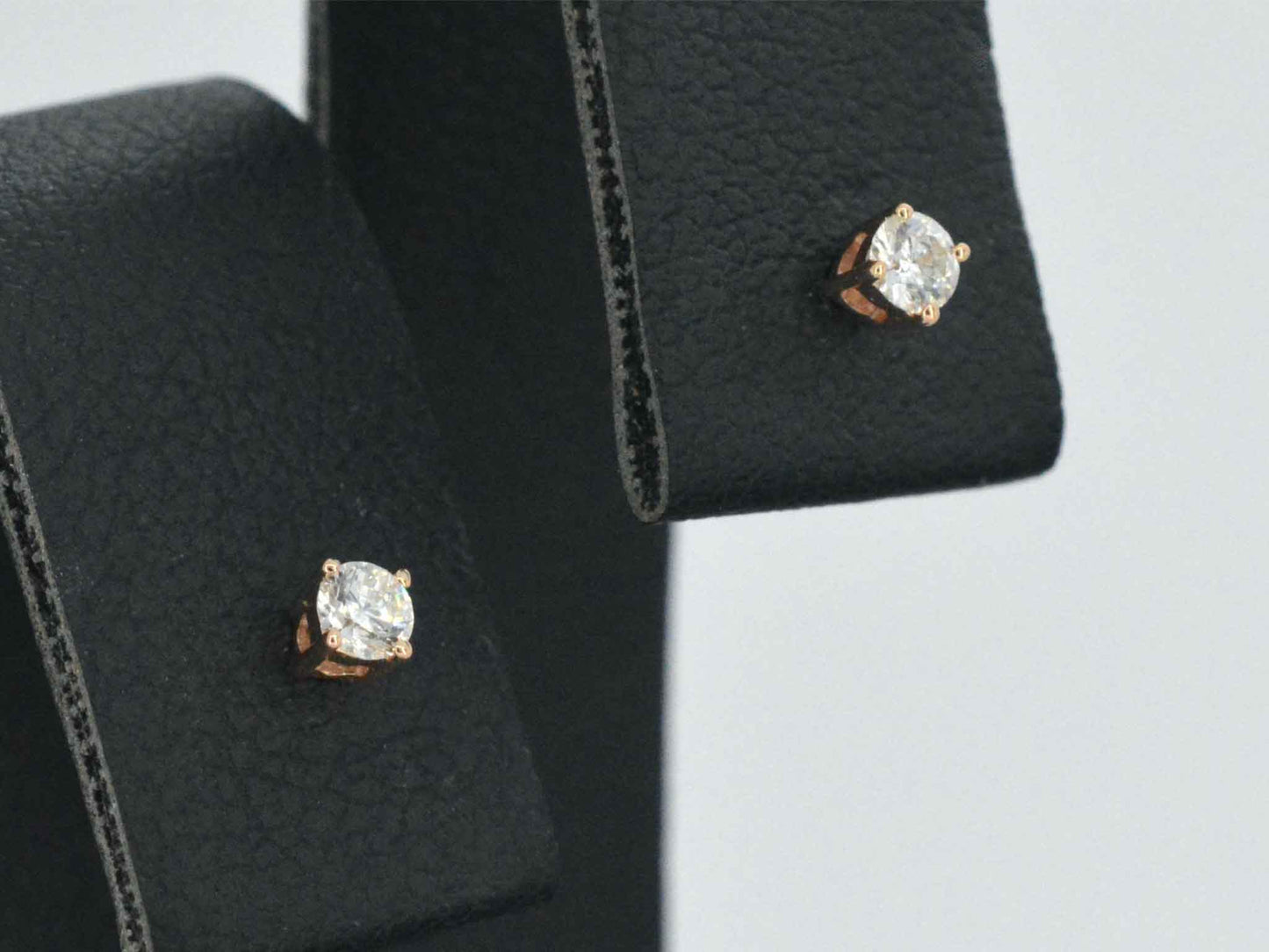 Rosegouden oorbellen met diamant