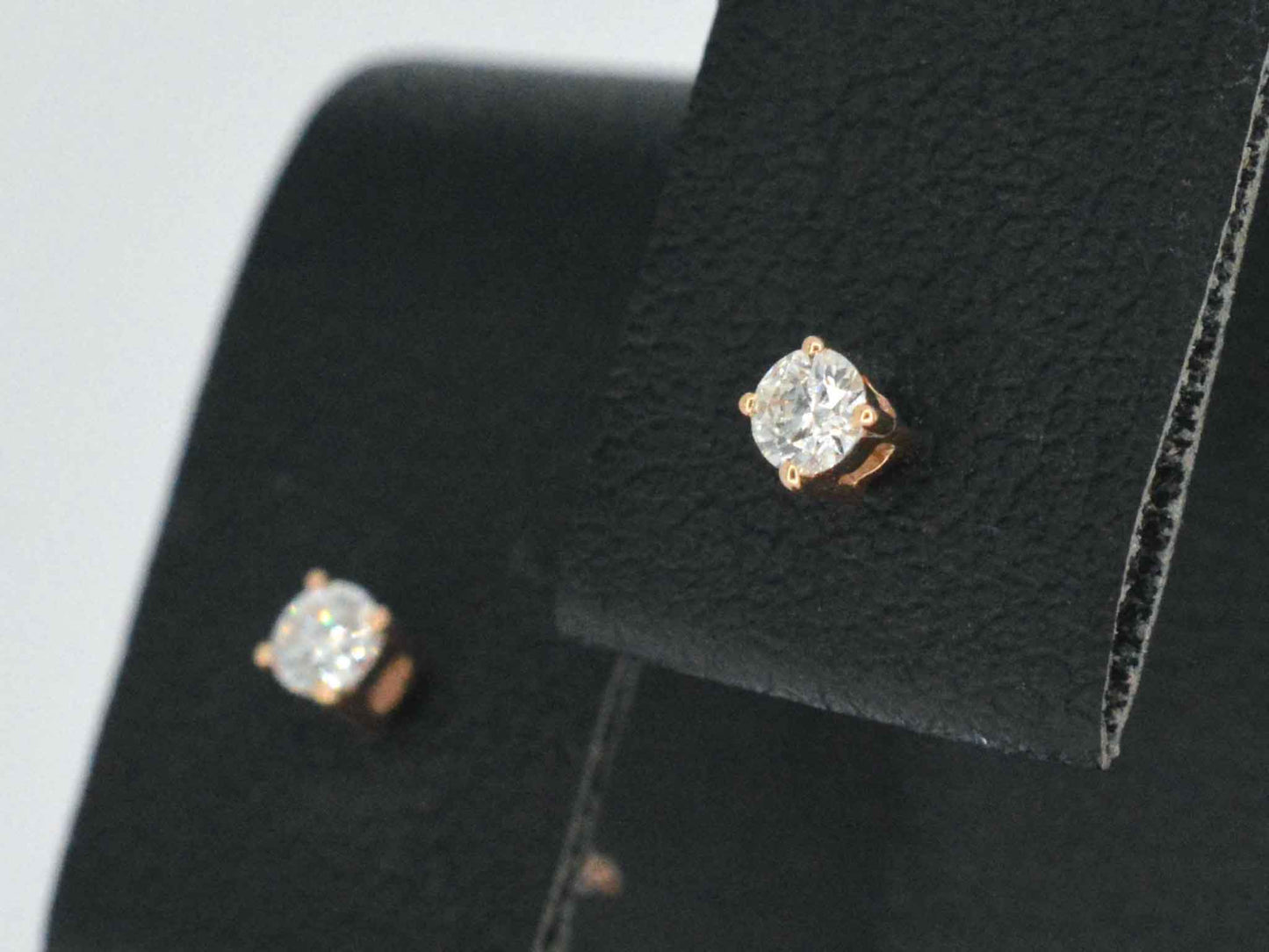 Rosegouden oorbellen met diamant
