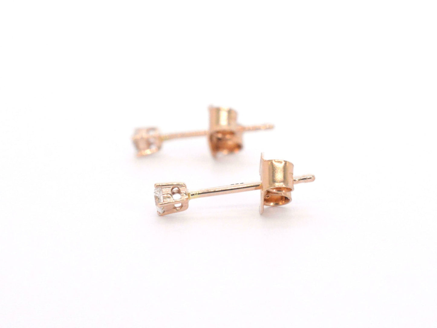 Rosegouden oorbellen met diamant