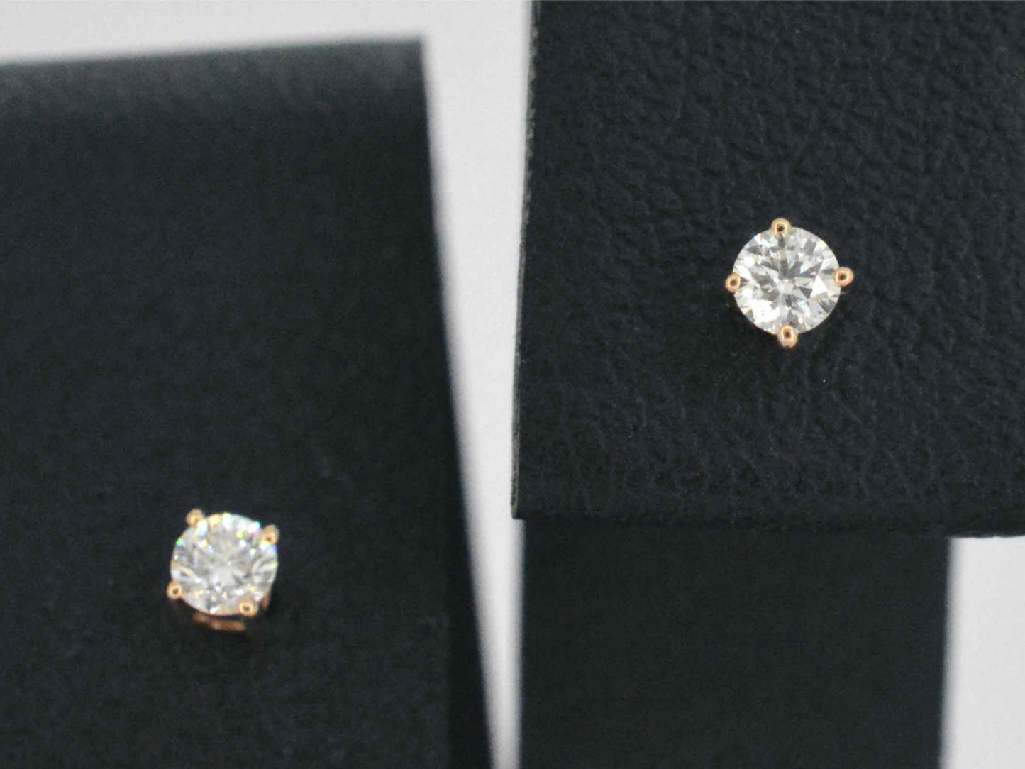 Rosegouden oorbellen met diamant