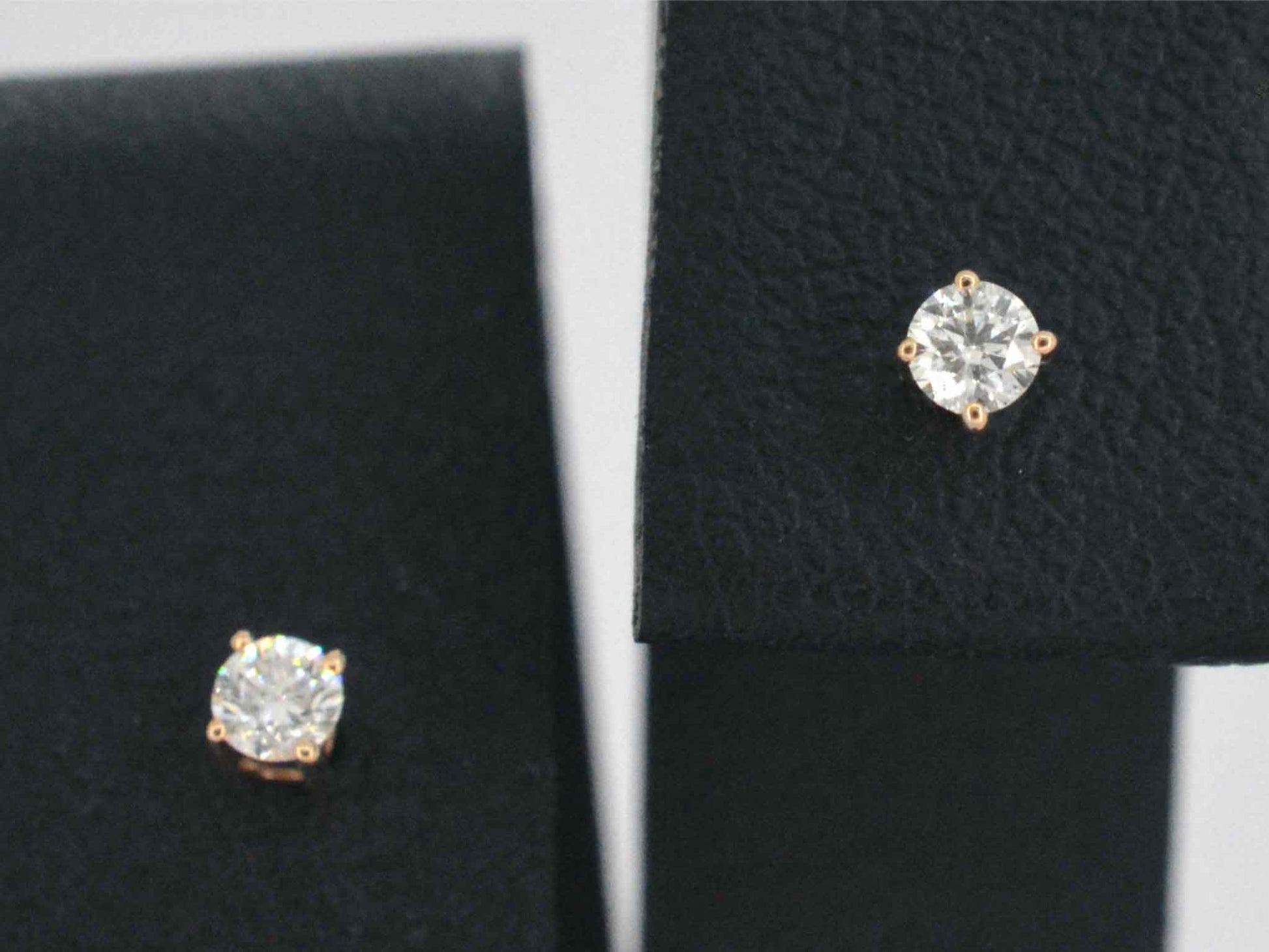 Rosegouden oorbellen met diamant