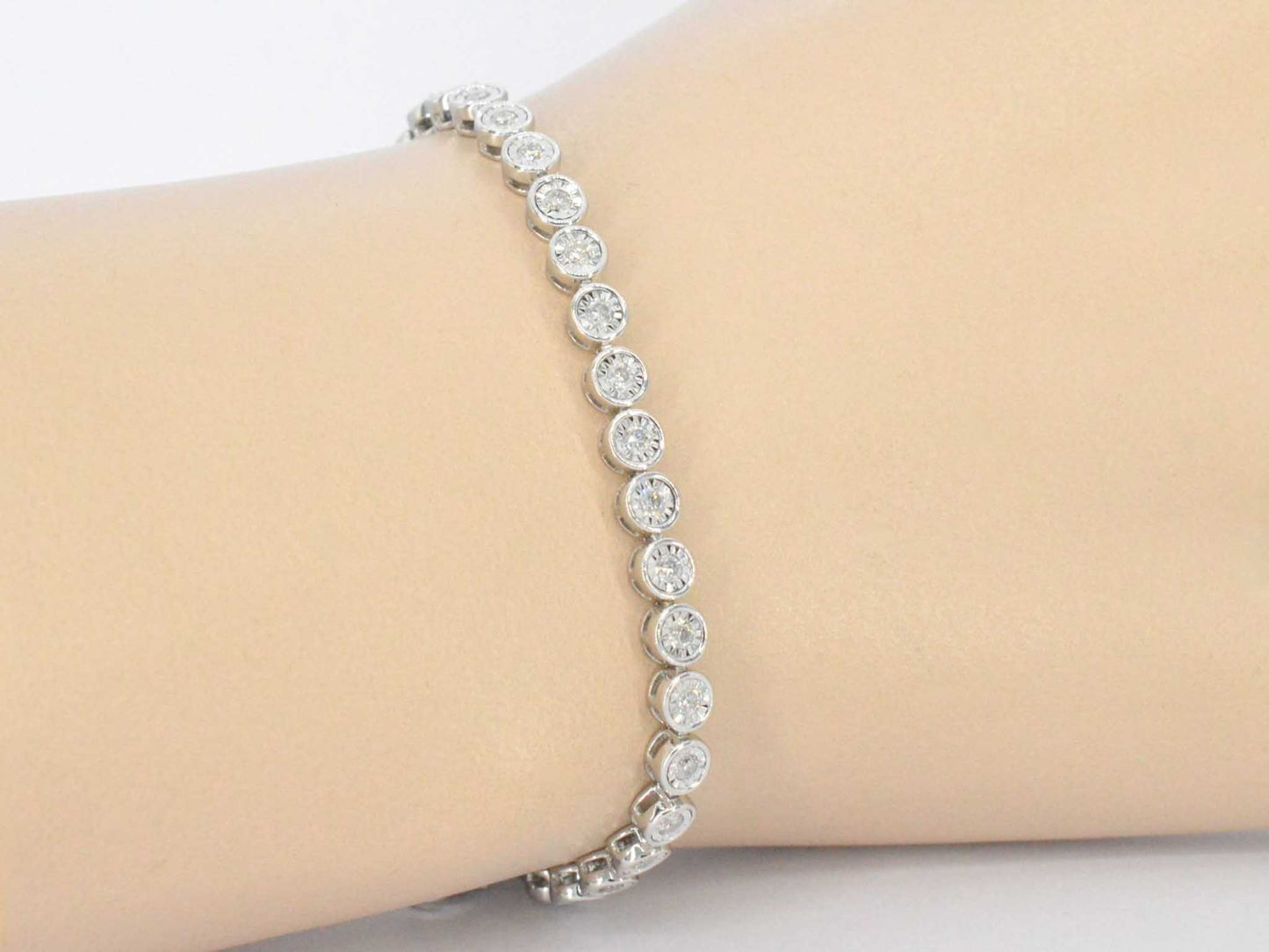 Witgouden armband vol met diamanten gezet