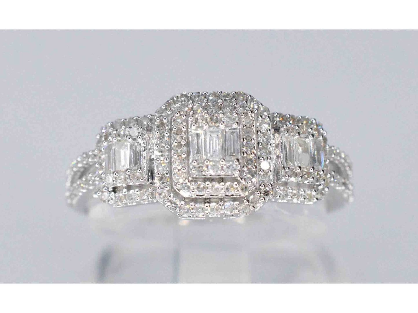 Witgouden trinity ring met diamanten