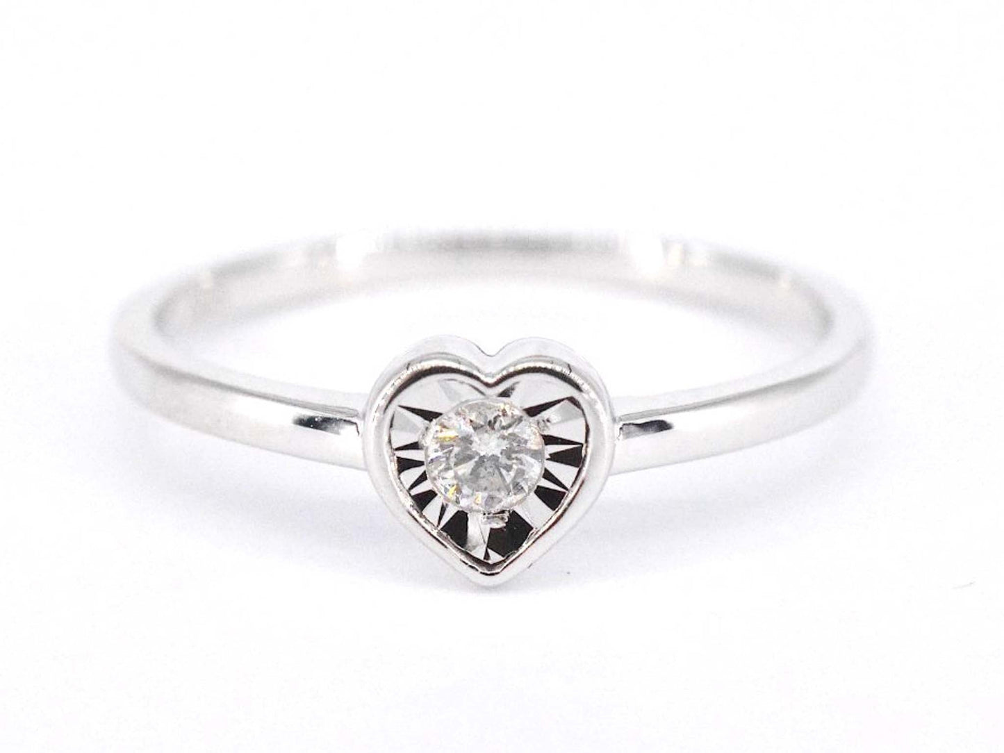 Witgouden ring met een briljant geslepen diamant in hartvorm