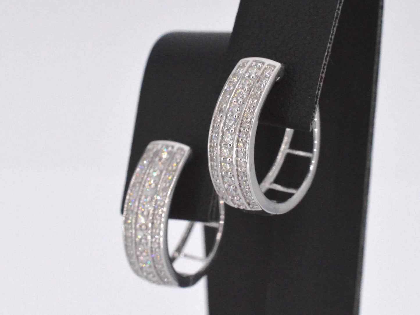 Witgouden oorbellen met een briljant geslepen diamant