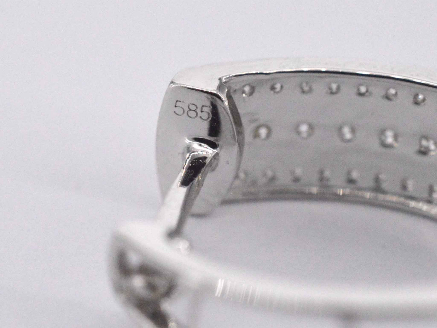 Witgouden oorbellen met een briljant geslepen diamant