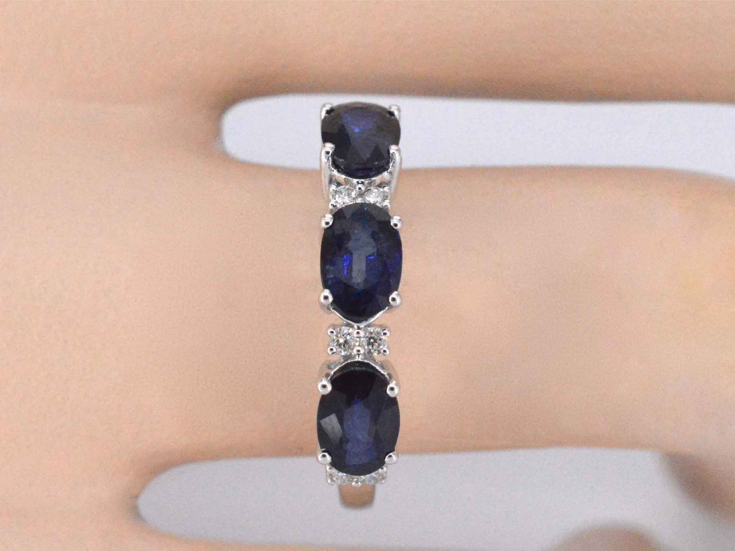 Witgouden ring met diamanten en saffier