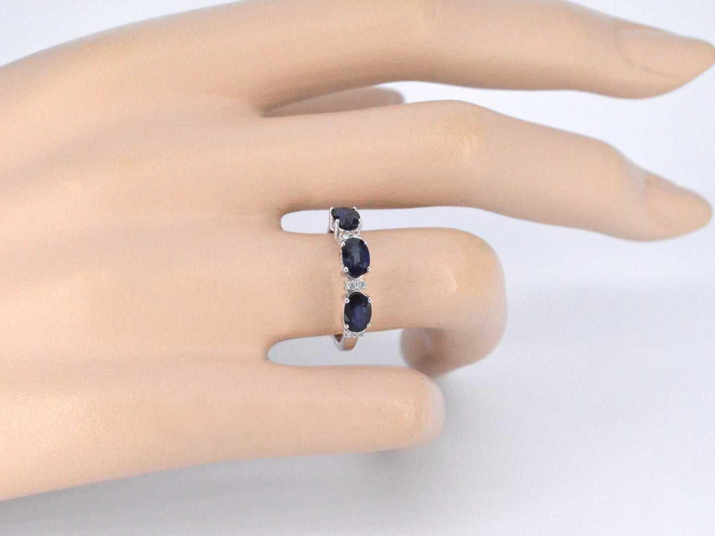 Witgouden ring met diamanten en saffier