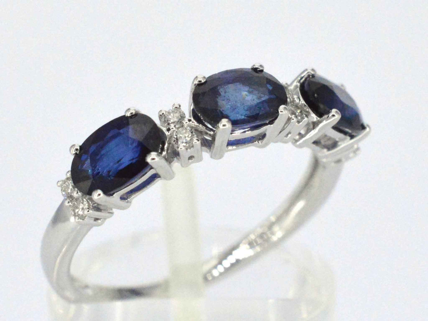 Witgouden ring met diamanten en saffier