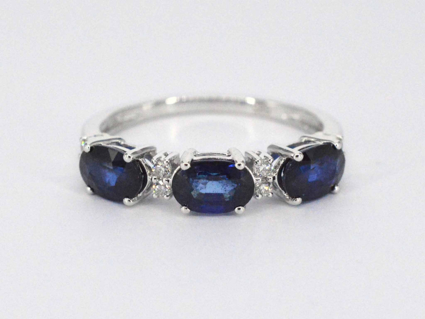 Witgouden ring met diamanten en saffier