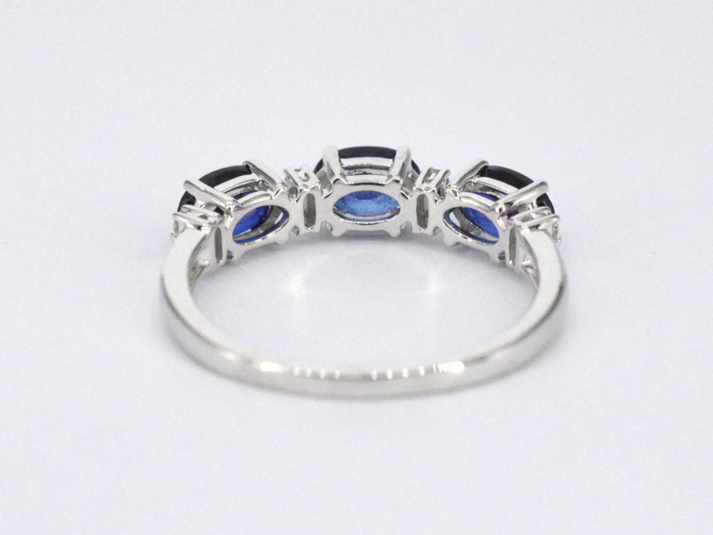 Witgouden ring met diamanten en saffier