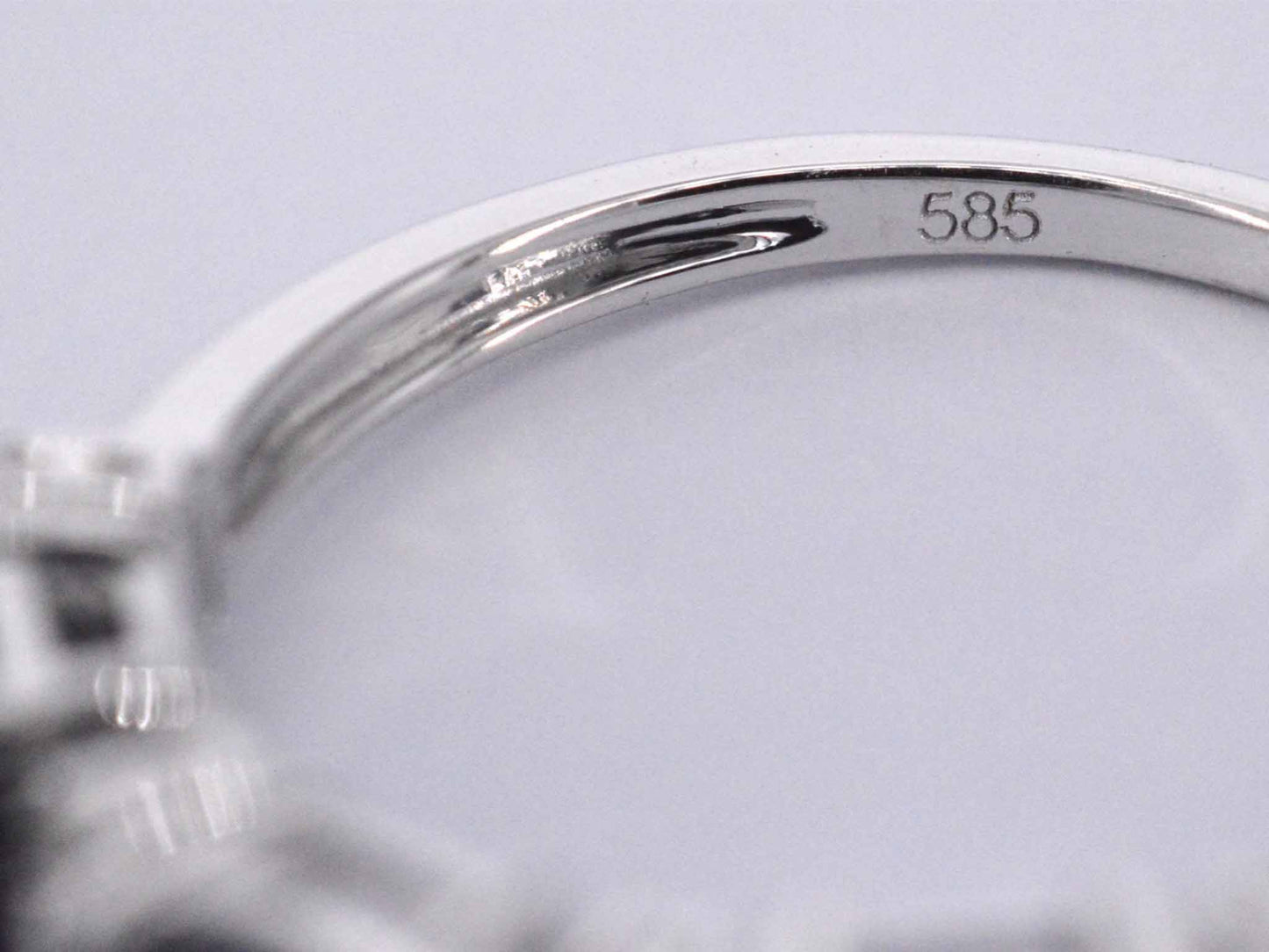Witgouden ring met diamanten en saffier