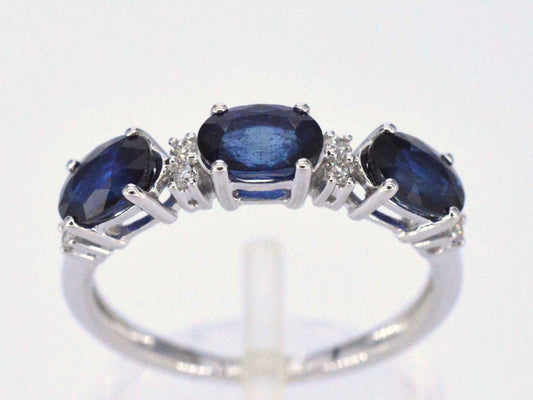Witgouden ring met diamanten en saffier