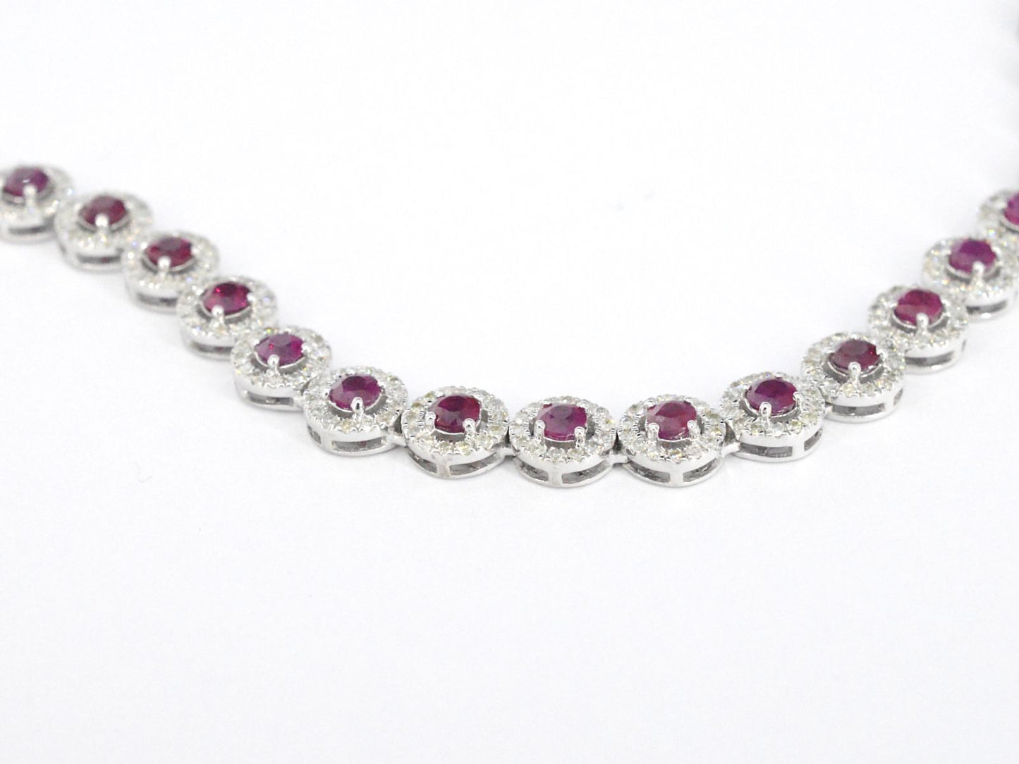 Witgouden collier volledig met witte diamanten en robijnen 15.00 carat