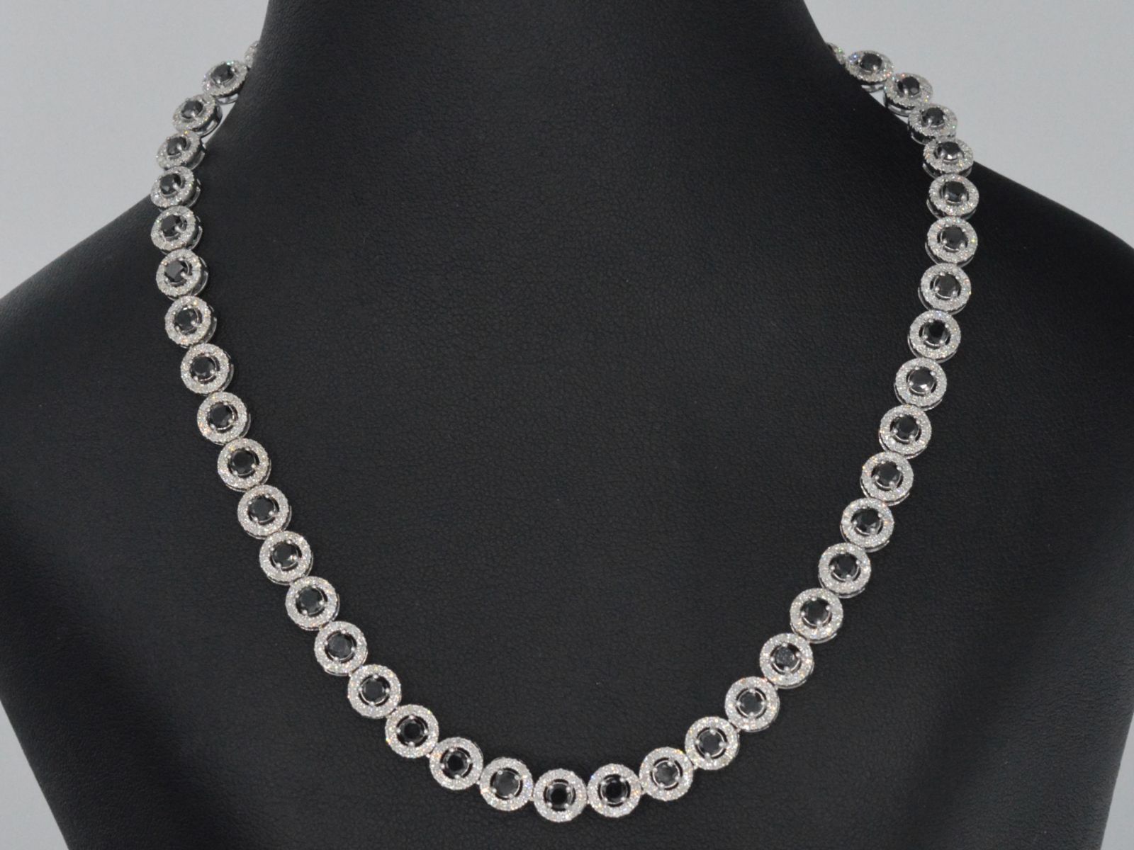 Witgouden collier volledig met witte en zwarte diamanten 13.50 carat