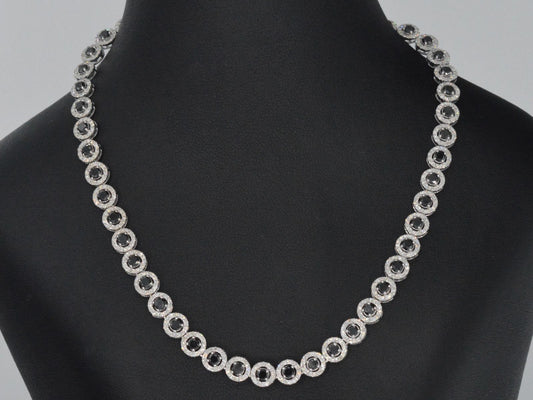 Witgouden collier volledig met witte en zwarte diamanten 13.50 carat