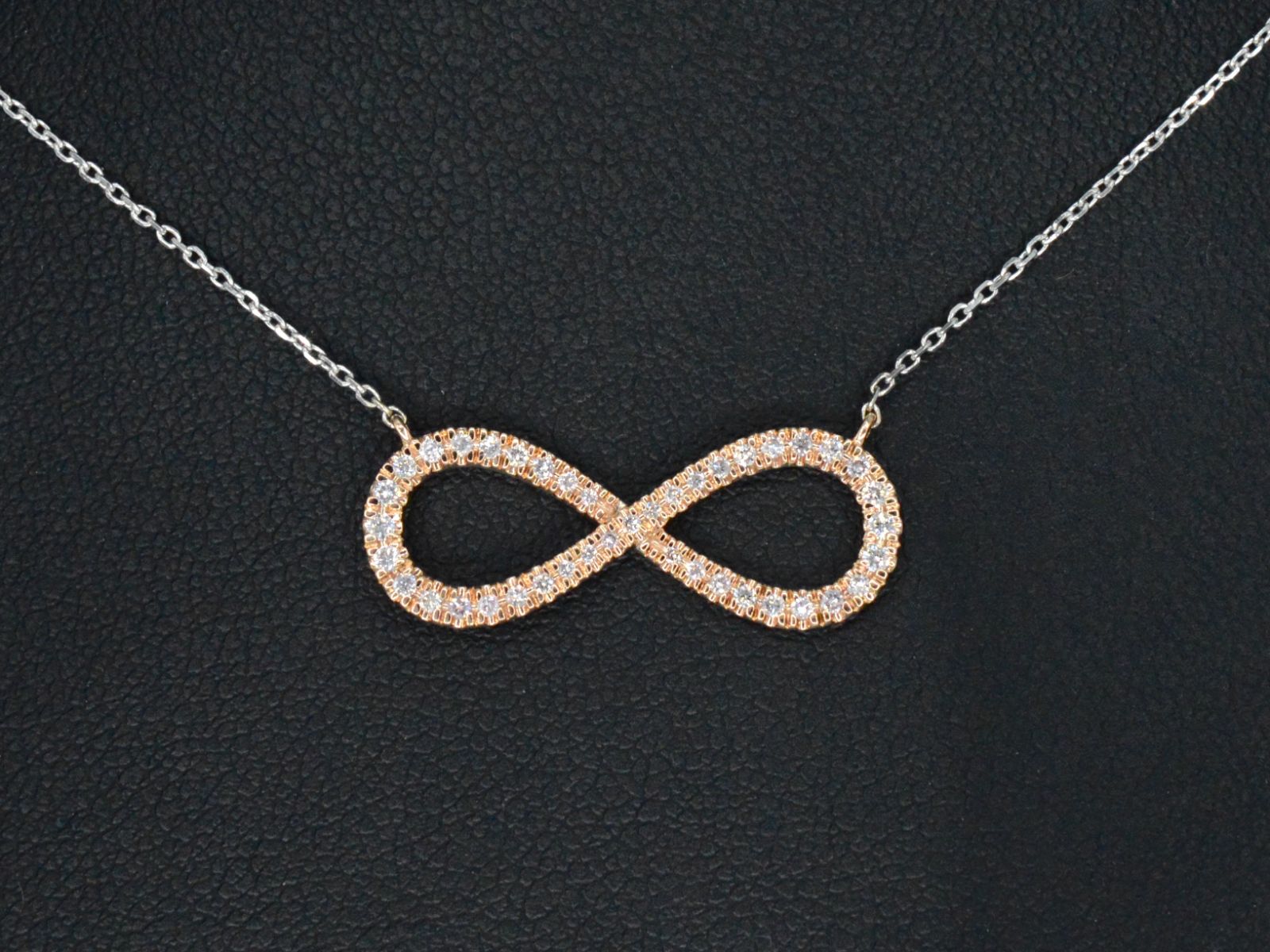 Witgouden collier met een rosegouden diamanten infinity hanger
