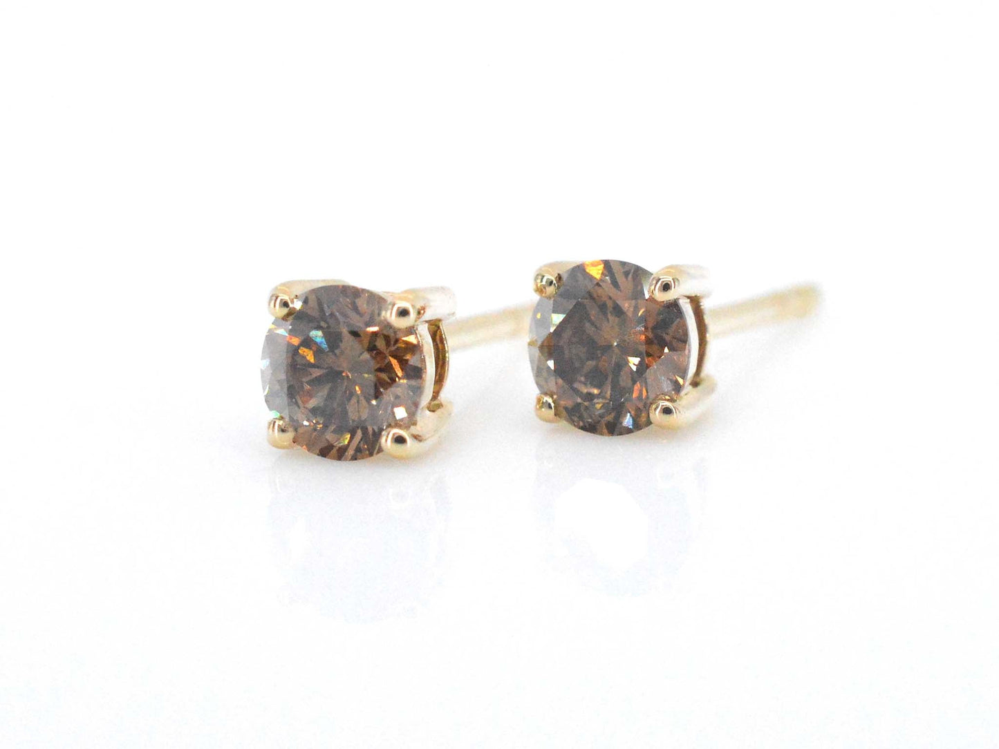 Gouden solitair oorbellen met cognac diamanten