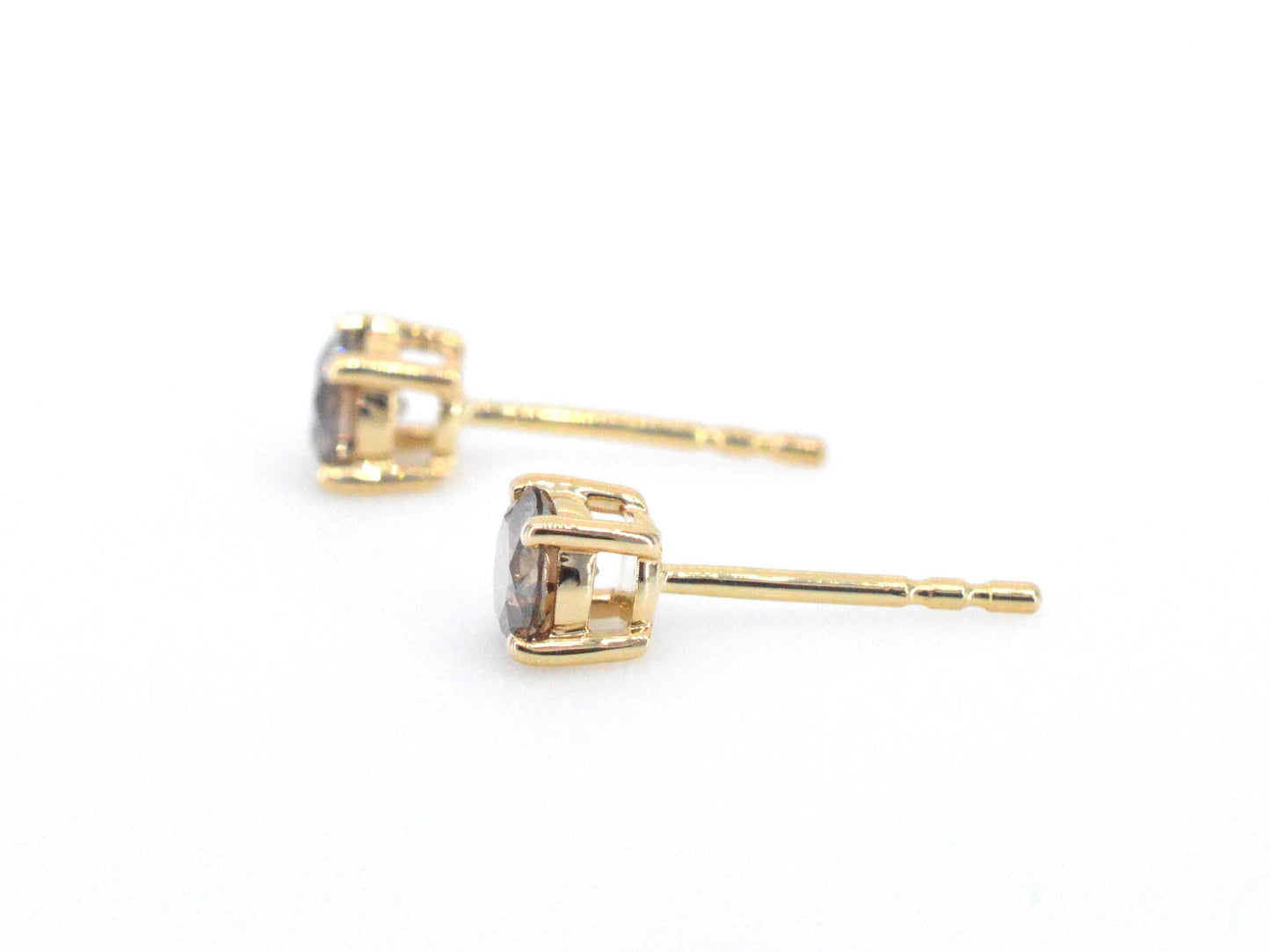 Gouden solitair oorbellen met cognac diamanten