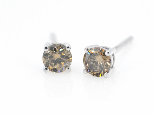 Witgouden solitair oorbellen met champagne diamanten