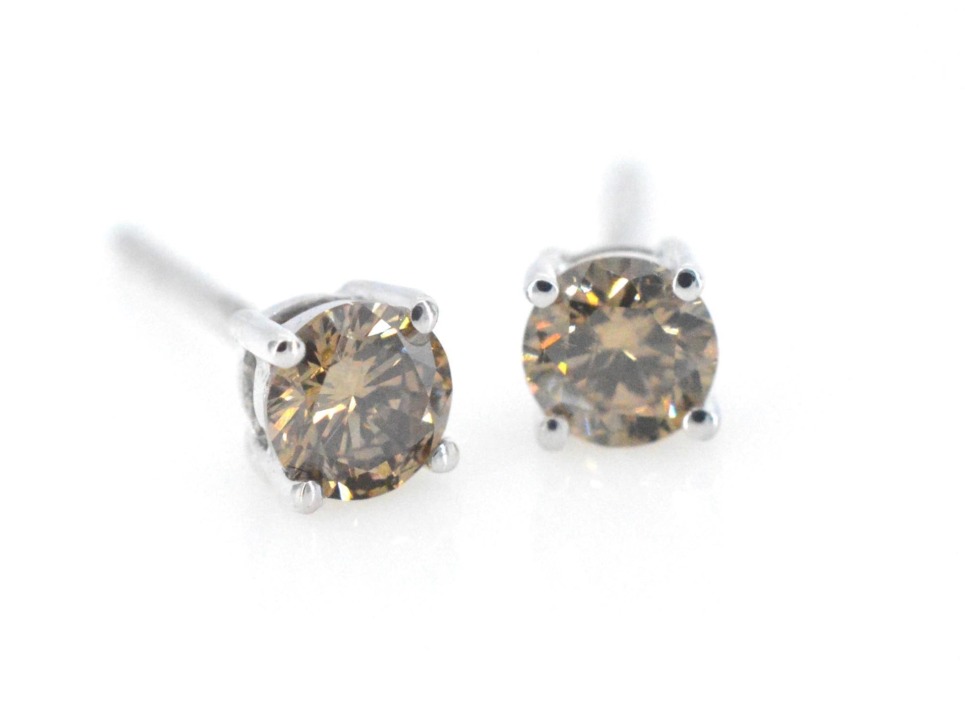 Witgouden solitair oorbellen met cognac diamanten
