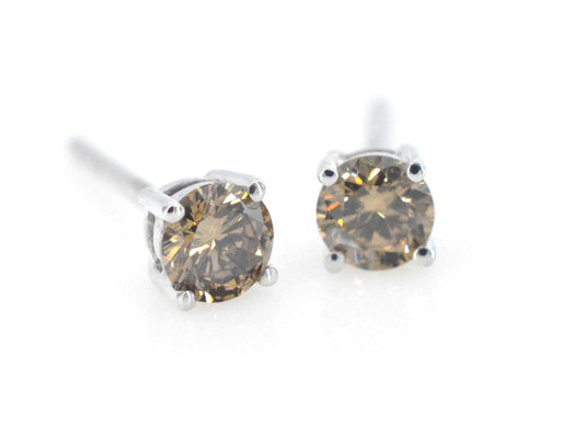 Witgouden solitair oorbellen met cognac diamanten