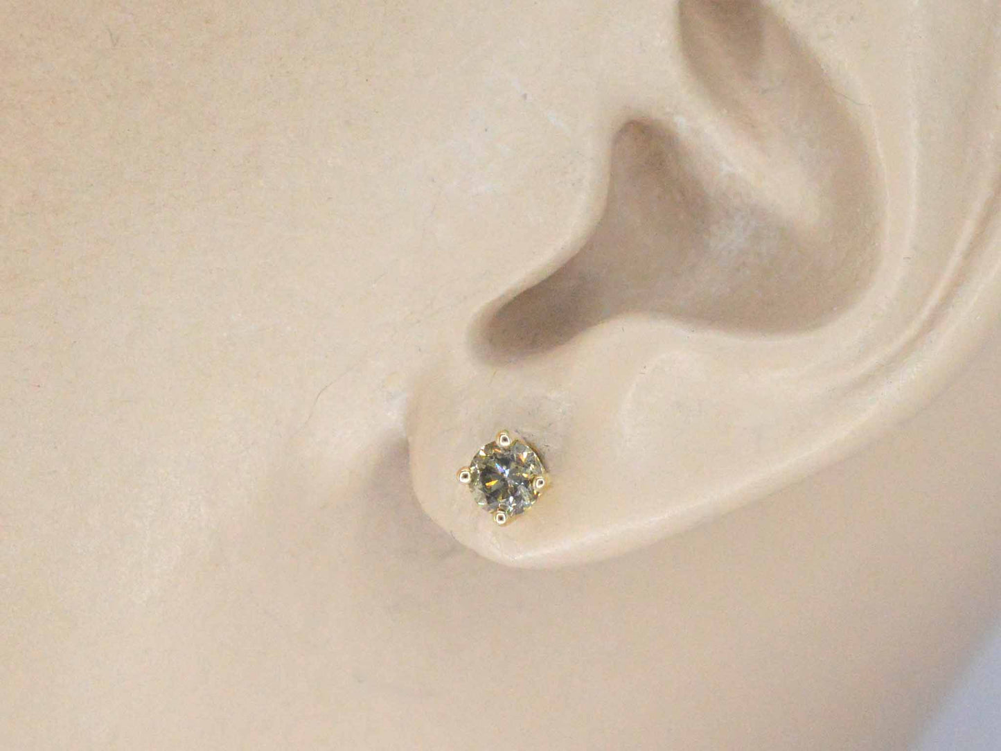 Gouden solitair oorbellen met champagne diamanten