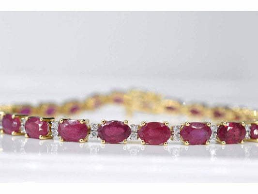Geelgouden tennisarmband met diamanten en robijn