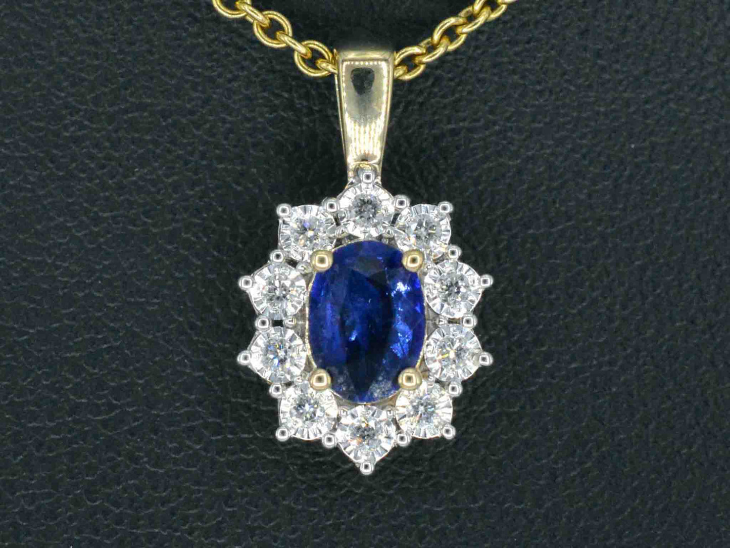 Gouden entourage hanger met diamanten en saffier