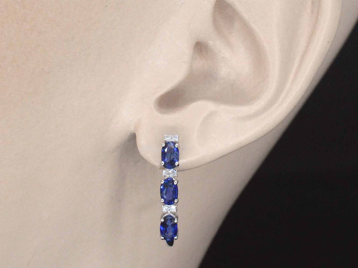 Witgouden oorbellen met diamanten en saffier