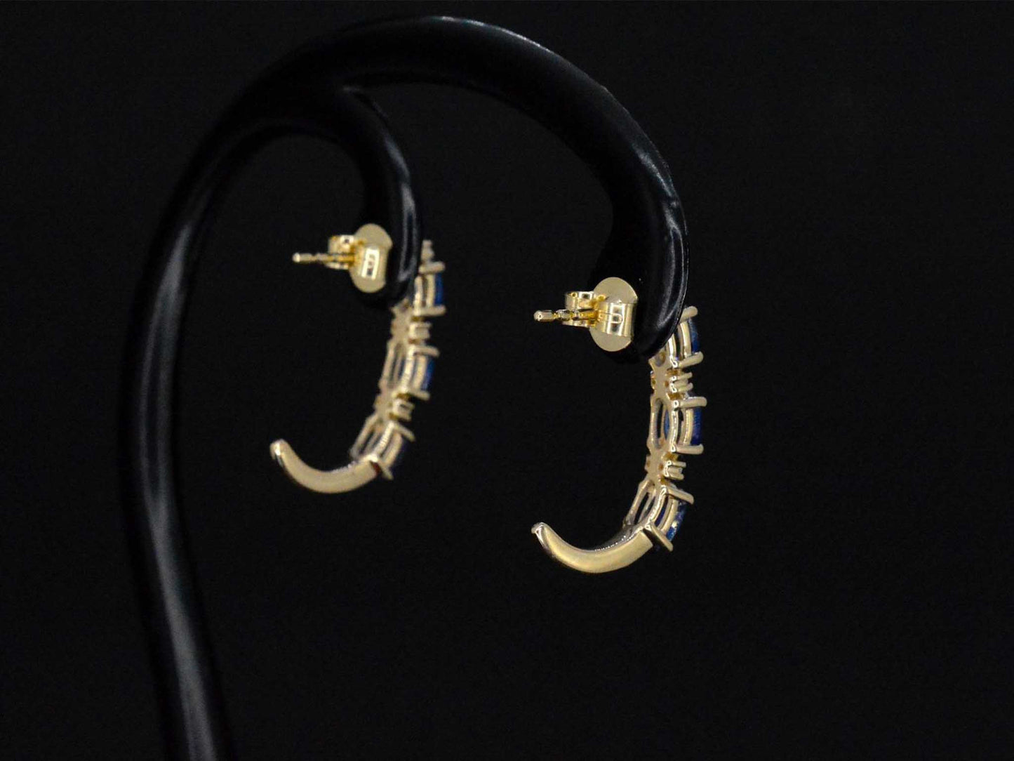 Gouden oorbellen met diamanten en saffier