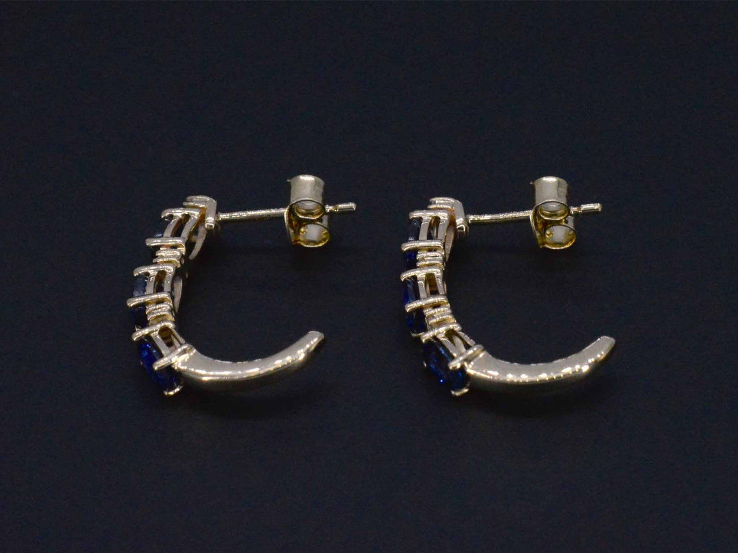 Gouden oorbellen met diamanten en saffier