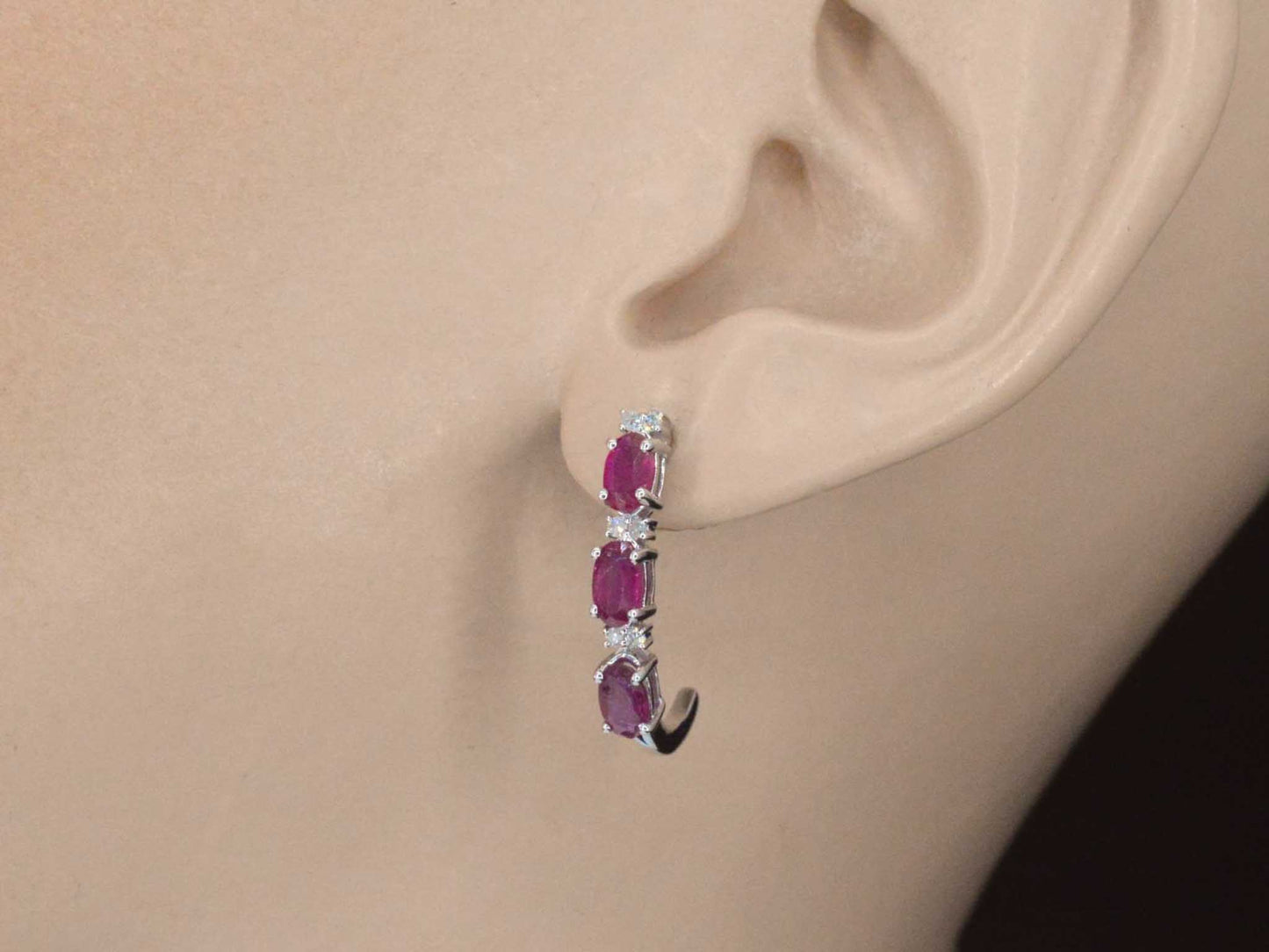 Witgouden oorbellen met diamanten en robijn