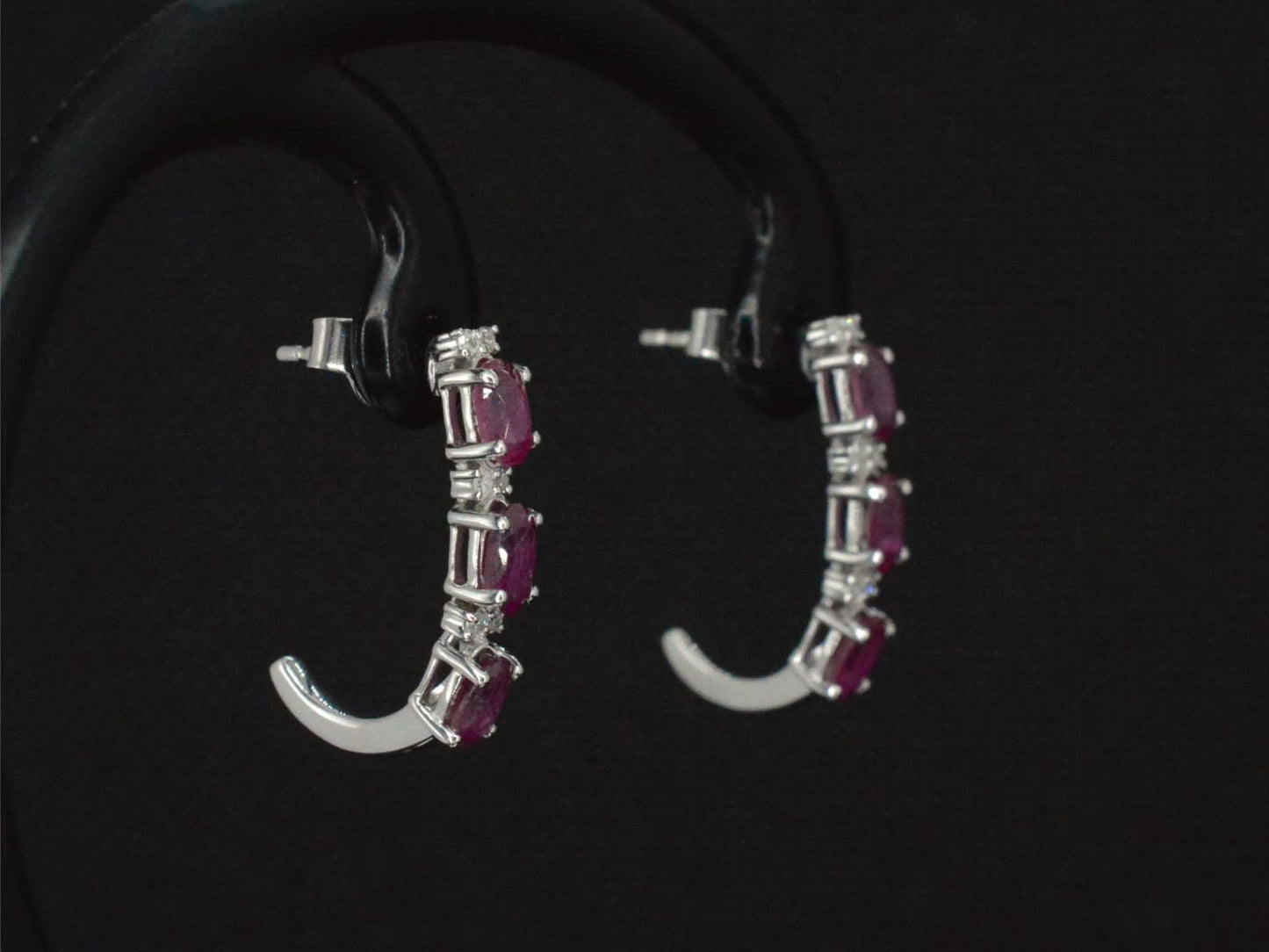 Witgouden oorbellen met diamanten en robijn 2660-1