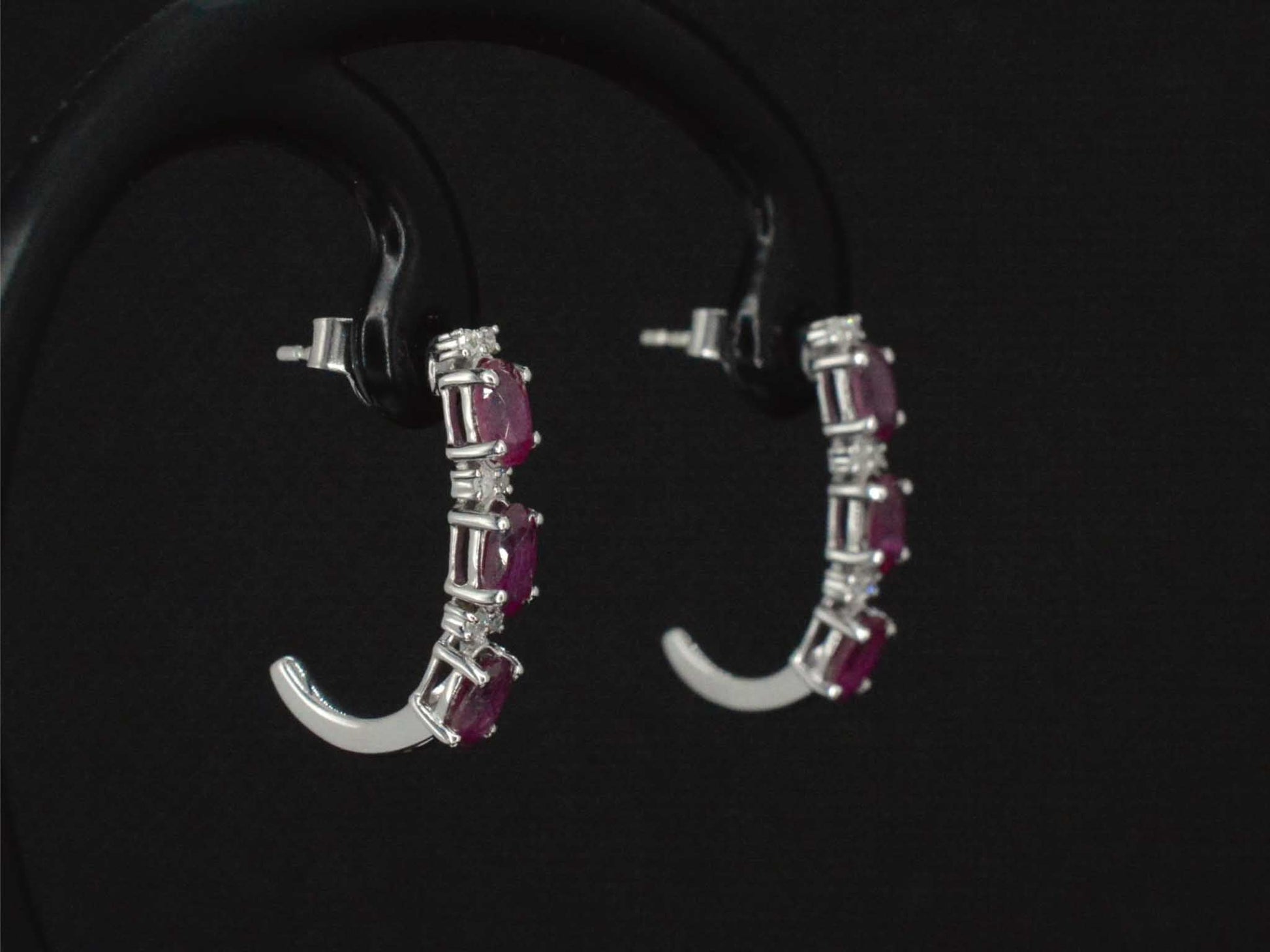 Witgouden oorbellen met diamanten en robijn 2660-1