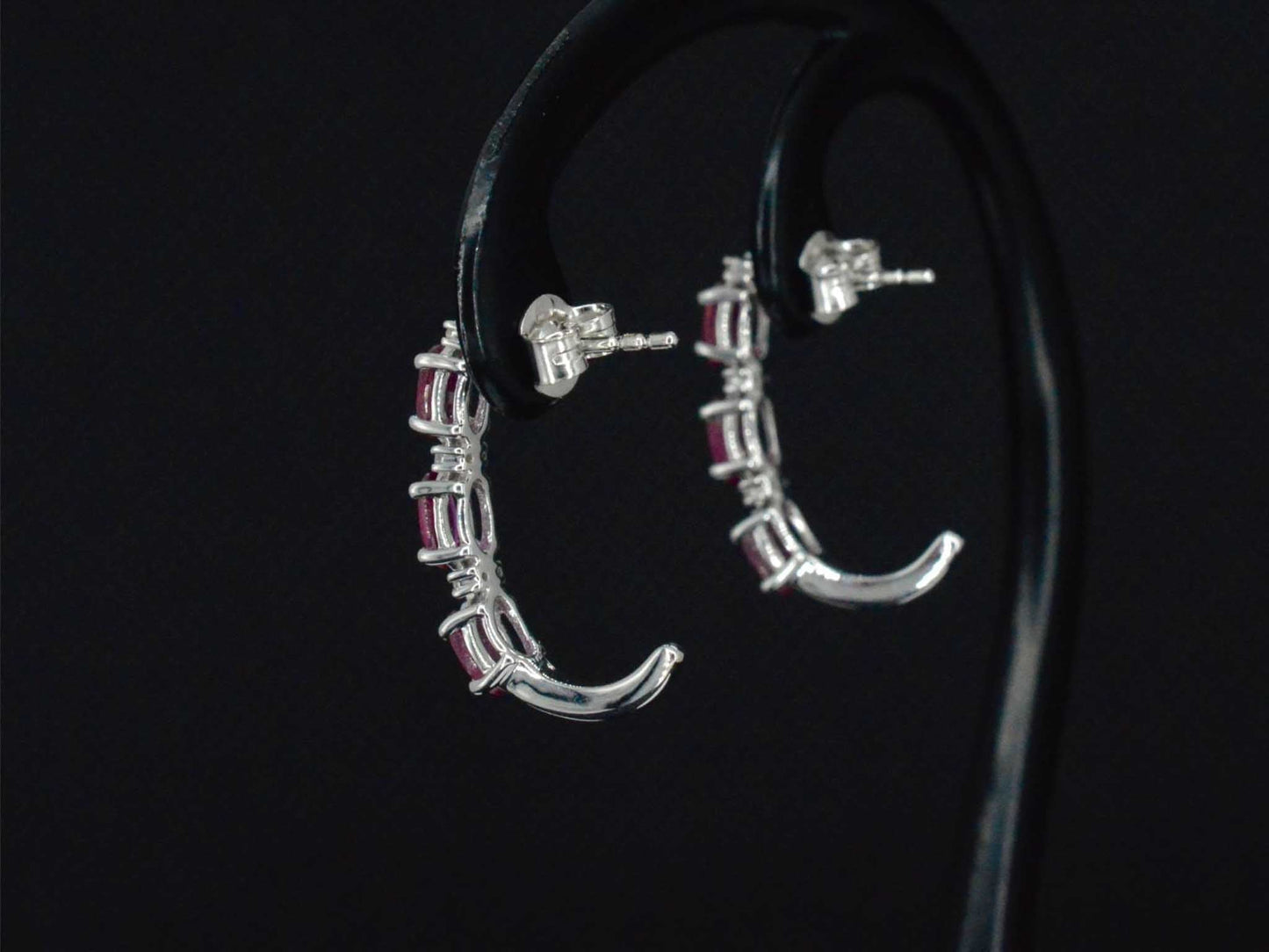 Witgouden oorbellen met diamanten en robijn 2660-2