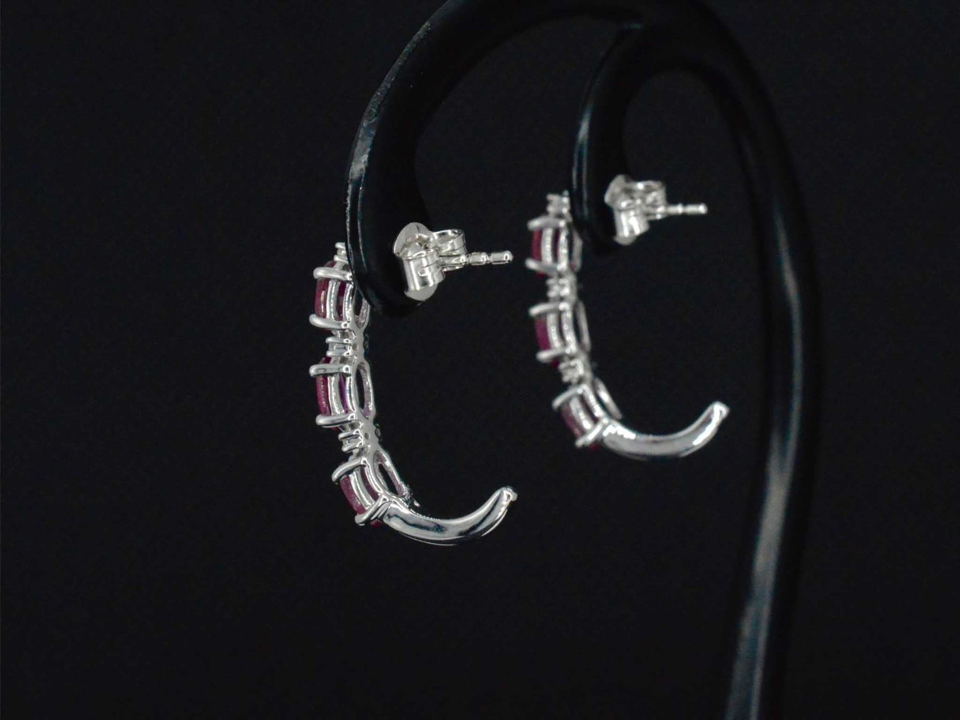 Witgouden oorbellen met diamanten en robijn 2660-2