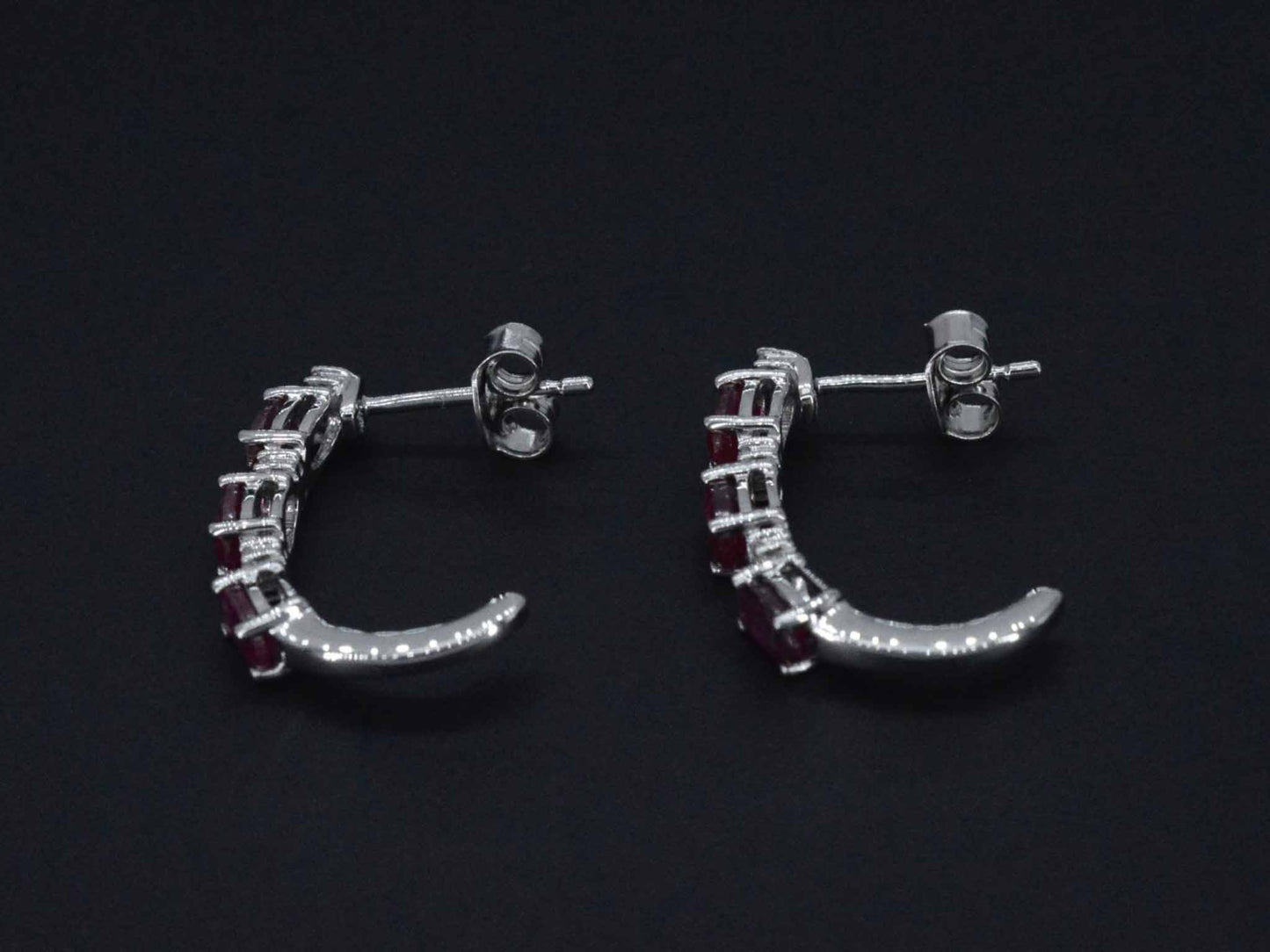 Witgouden oorbellen met diamanten en robijn 2660-3