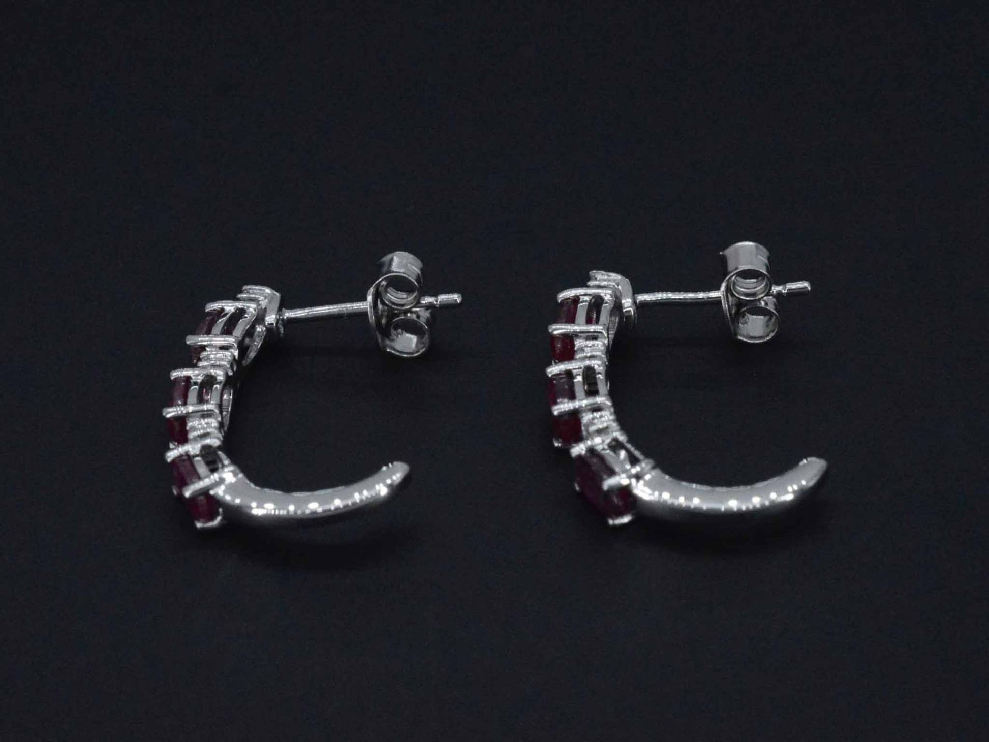 Witgouden oorbellen met diamanten en robijn 2660-3