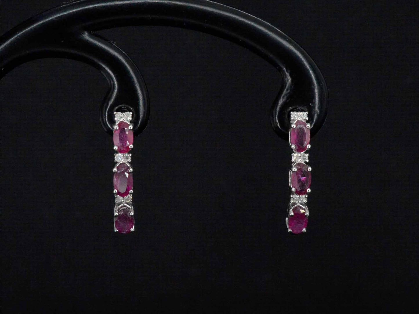 Witgouden oorbellen met diamanten en robijn 2660-4