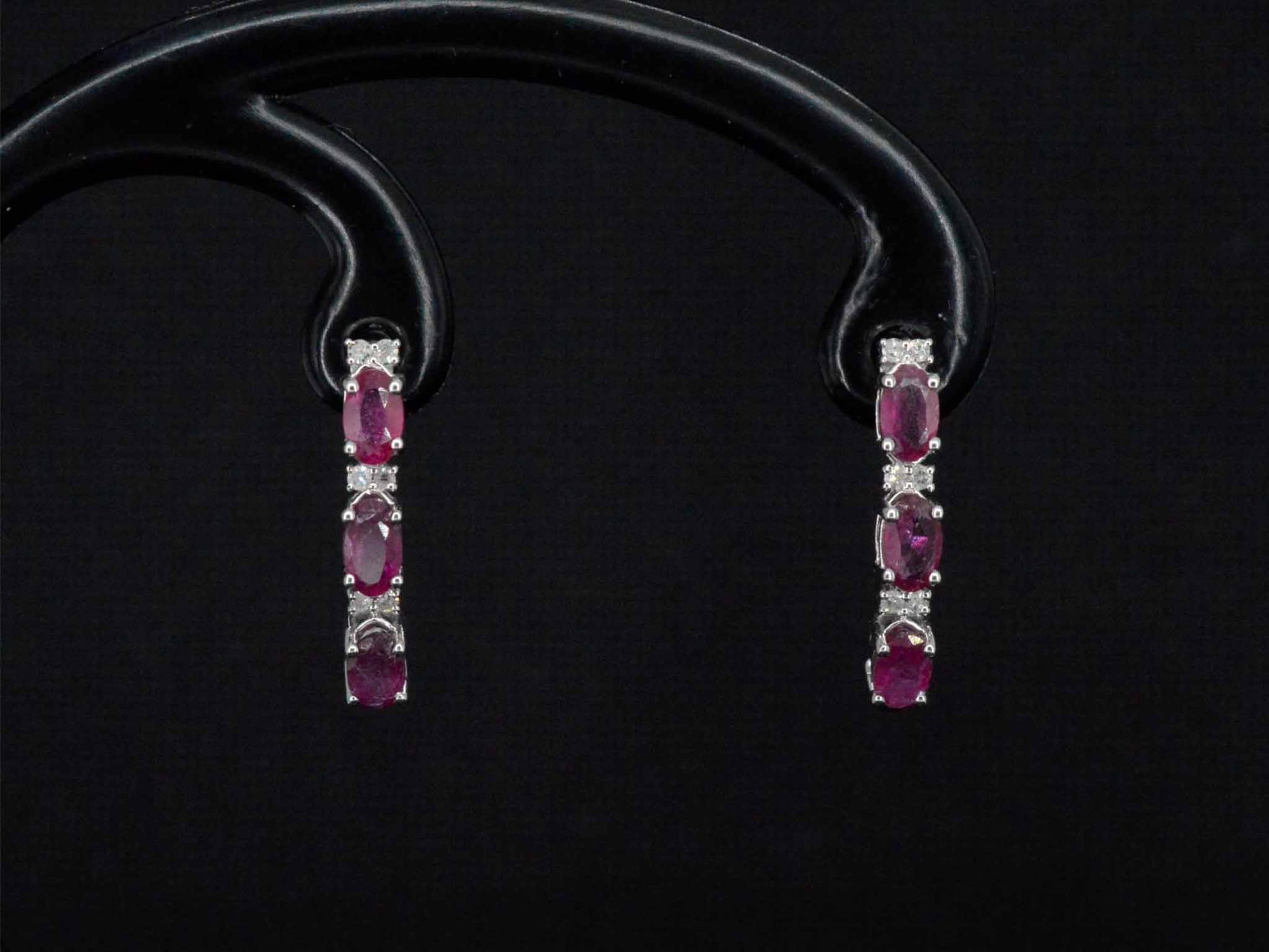 Witgouden oorbellen met diamanten en robijn 2660-4