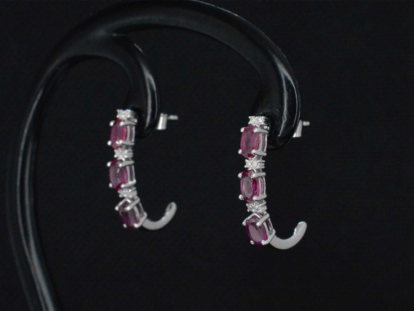 Witgouden oorbellen met diamanten en robijn 2660-7