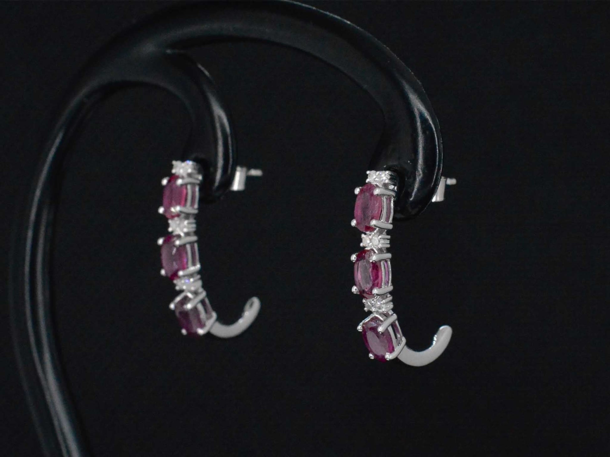 Witgouden oorbellen met diamanten en robijn 2660-7