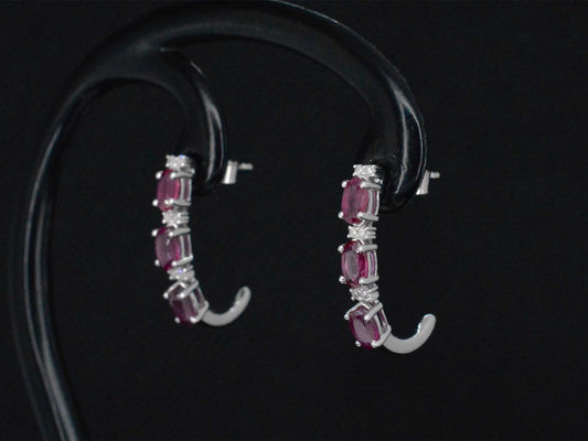 Witgouden oorbellen met diamanten en robijn 2660-7
